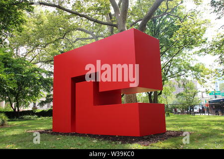 12 Juli 2019, US, New York: In einem New Yorker Park, eine große Skulptur Ausstellung durch die 104-jährige Künstlerin Carmen Herrera ist auf Ansicht zum ersten Mal in der open air. Fünf Aluminium Skulpturen über zwei Meter hoch und 3,5 Meter breit, die jeweils in einer leuchtenden Farbe, auf Anzeige bis 8. November in der Mitte von Manhattan in City Hall Park vor dem Rathaus der Metropole. Die Ausstellung "Carmen Herrea: Estructuras Thyssen-bornemisza" wurde von der Public Art Fund, die kümmert sich um Kunst im öffentlichen Raum organisiert. Foto: Christina Horsten/dpa - ACHTUNG: Nur für redaktionelle Nutzung in Co Stockfoto