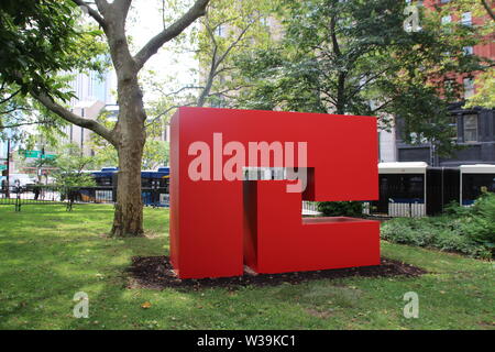 12 Juli 2019, US, New York: In einem New Yorker Park, eine große Skulptur Ausstellung durch die 104-jährige Künstlerin Carmen Herrera ist auf Ansicht zum ersten Mal in der open air. Fünf Aluminium Skulpturen über zwei Meter hoch und 3,5 Meter breit, die jeweils in einer leuchtenden Farbe, auf Anzeige bis 8. November in der Mitte von Manhattan in City Hall Park vor dem Rathaus der Metropole. Die Ausstellung "Carmen Herrea: Estructuras Thyssen-bornemisza" wurde von der Public Art Fund, die kümmert sich um Kunst im öffentlichen Raum organisiert. Foto: Christina Horsten/dpa - ACHTUNG: Nur für redaktionelle Nutzung in Co Stockfoto