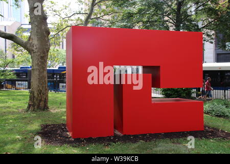 12 Juli 2019, US, New York: In einem New Yorker Park, eine große Skulptur Ausstellung durch die 104-jährige Künstlerin Carmen Herrera ist auf Ansicht zum ersten Mal in der open air. Fünf Aluminium Skulpturen über zwei Meter hoch und 3,5 Meter breit, die jeweils in einer leuchtenden Farbe, auf Anzeige bis 8. November in der Mitte von Manhattan in City Hall Park vor dem Rathaus der Metropole. Die Ausstellung "Carmen Herrea: Estructuras Thyssen-bornemisza" wurde von der Public Art Fund, die kümmert sich um Kunst im öffentlichen Raum organisiert. Foto: Christina Horsten/dpa - ACHTUNG: Nur für redaktionelle Nutzung in Co Stockfoto