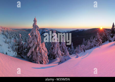 Herrliche sonnige Aussicht auf Dolomitenalpen erster Schnee. Bunte Winterszene der Schönheit Bergkette. Dolomiten, Italien, Europa. Schönheit der Natur Konzept Stockfoto