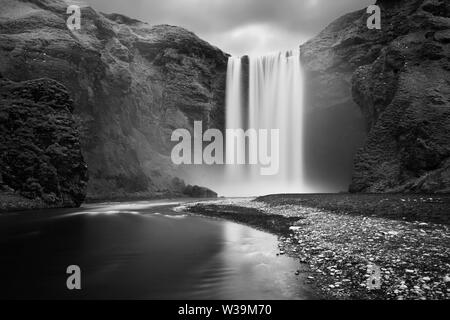 Island im Sommer. Bildende Kunst-Phorographie, schwarz-weiß, Langzeitbelichtung. Foto im Querformat Stockfoto