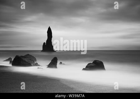 Island im Sommer. Bildende Kunst-Phorographie, schwarz-weiß, Langzeitbelichtung. Foto im Querformat Stockfoto