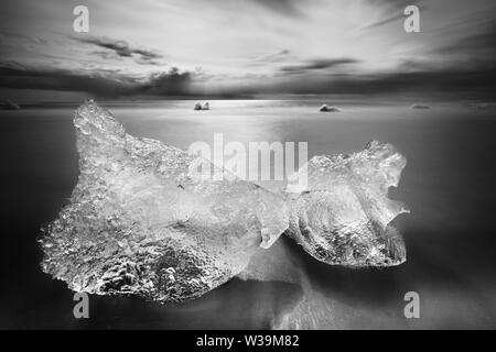 Island im Sommer. Bildende Kunst-Phorographie, schwarz-weiß, Langzeitbelichtung. Foto im Querformat Stockfoto