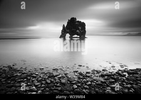 Island im Sommer. Bildende Kunst-Phorographie, schwarz-weiß, Langzeitbelichtung. Foto im Querformat Stockfoto