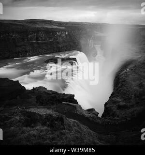 Island im Sommer. Bildende Kunst-Phorographie, schwarz-weiß, Langzeitbelichtung. Foto im Querformat Stockfoto