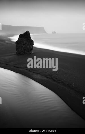 Island im Sommer. Bildende Kunst-Phorographie, schwarz-weiß, Langzeitbelichtung. Foto im Querformat Stockfoto