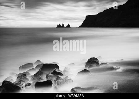 Island im Sommer. Bildende Kunst-Phorographie, schwarz-weiß, Langzeitbelichtung. Foto im Querformat Stockfoto