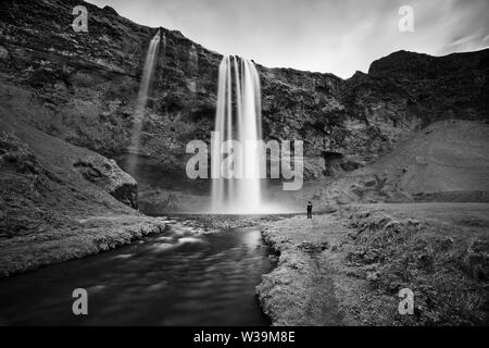 Island im Sommer. Bildende Kunst-Phorographie, schwarz-weiß, Langzeitbelichtung. Foto im Querformat Stockfoto