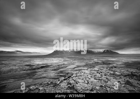 Island im Sommer. Bildende Kunst-Phorographie, schwarz-weiß, Langzeitbelichtung. Foto im Querformat Stockfoto