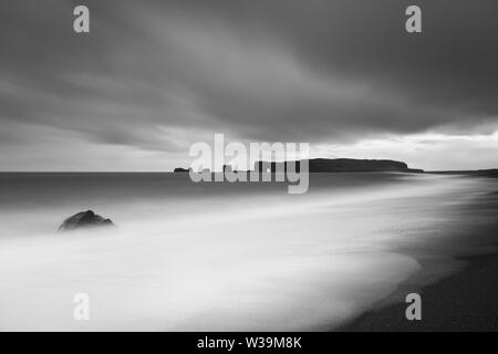 Island im Sommer. Bildende Kunst-Phorographie, schwarz-weiß, Langzeitbelichtung. Foto im Querformat Stockfoto