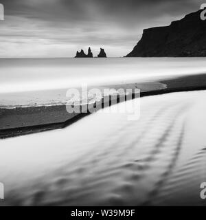 Island im Sommer. Bildende Kunst-Phorographie, schwarz-weiß, Langzeitbelichtung. Foto im Querformat Stockfoto