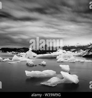 Island im Sommer. Bildende Kunst-Phorographie, schwarz-weiß, Langzeitbelichtung. Foto im Querformat Stockfoto