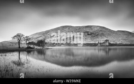 Schottisches Loch am frühen Morgen. Ein sehr ruhiger Herbsttag am Loch Voil, in der Nähe von Balquhidder im Loch Lomond and Trossachs National Park, Schottland. Stockfoto