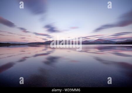 Schottisches Loch am frühen Morgen. Ein sehr ruhiger Herbsttag am Loch Voil, in der Nähe von Balquhidder im Loch Lomond and Trossachs National Park, Schottland. Stockfoto