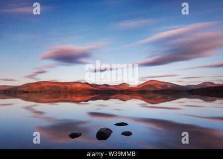 Schottisches Loch am frühen Morgen. Ein sehr ruhiger Herbsttag am Loch Voil, in der Nähe von Balquhidder im Loch Lomond and Trossachs National Park, Schottland. Stockfoto