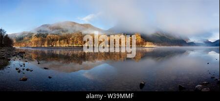 Schottisches Loch am frühen Morgen. Ein sehr ruhiger Herbsttag am Loch Voil, in der Nähe von Balquhidder im Loch Lomond and Trossachs National Park, Schottland. Stockfoto