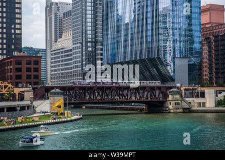 Blick auf Chicago EL Zug-, Fluss- und West Lake Street Bridge von Franklin - Orleans Street Bridge Stockfoto