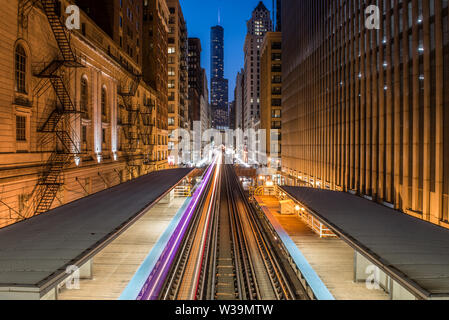 Blick auf Chicago EL Zug leichte Wanderwege und Trump Tower von Adams/Wabash Station an der blauen Stunde Stockfoto