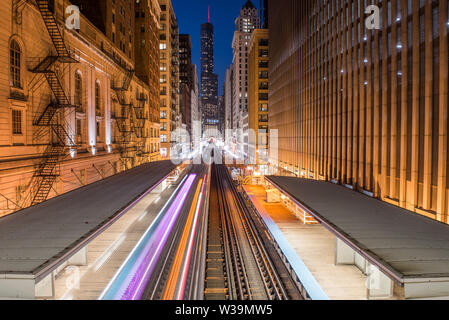 Blick auf Chicago EL Zug leichte Wanderwege und Trump Tower von Adams/Wabash Station an der blauen Stunde Stockfoto