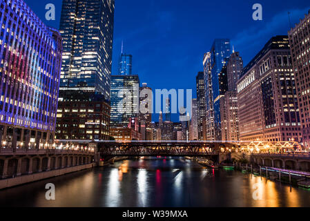 Ansicht von Norden Wells Street Brücke leichte Wanderwege und Fluss von Franklin - Orleans Street Bridge an der blauen Stunde Stockfoto