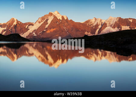 Atemberaubende Schweizer Berglandschaft, grüne Felder und hohe Berge mit schneebedeckten Gipfeln im Hintergrund, Grindelwald, Berner Oberland, Schweiz Stockfoto