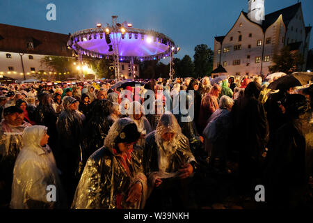 Chemnitz, Deutschland. 13. Juli, 2019. Besucher des MDR open-air show 'Die Schlager des Sommers" den Hof von klaffenbach Schloss verlassen. Wegen eines heftigen Unwetter die Aufzeichnung unterbrochen werden. Credit: Sebastian Willnow/dpa-Zentralbild/dpa/Alamy leben Nachrichten Stockfoto