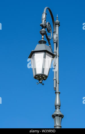 Lamp Post mit blauem Himmel Hintergrund, aus der Nähe. Altmodische straßenlaterne vor blauem Himmel Stockfoto