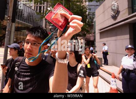 Hongkong, China. 14. Juli, 2019. Mitglied der drücken Sie die Taste Display drücken Sie die Taste ID als Geste der stillen Protest, als er vergangenen März Hong Kong Polizeipräsidium. Etwa mehr als hundert lokalen Mitglieder der Presse aus Sieben Media Gruppen zu einer Demonstration heute verurteilen die Brutalität der Polizei gegen medias Aufruf für die Verteidigung der Pressefreiheit in Hong Kong. Juli-14, 2019 Hong Kong. ZUMA/Liau Chung-ren Credit: Liau Chung-ren/ZUMA Draht/Alamy leben Nachrichten Stockfoto