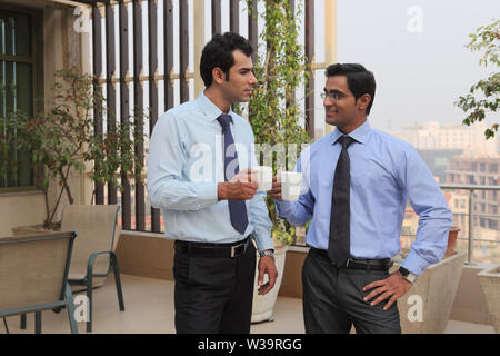 Zwei Geschäftsleute Kaffeetrinken Stockfoto