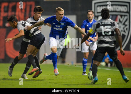 Texas, USA. 13. Juli, 2019. Cardiff City Danny Ward den Ball dribbelt Vergangenheit ein Trio von San Antonio Verteidiger während eines internationalen freundlich Samstag, Juli 13, 2019 zwischen San Antonio FC und Cardiff City FC bei Toyota Feld in San Antonio, TX. Credit: ZUMA Press, Inc./Alamy leben Nachrichten Stockfoto