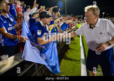 Texas, USA. 13. Juli, 2019. Cardiff City Manager Neil Warnock grüßt Fans nach Ihrer 1-0 gewinnen während eines internationalen freundlich Samstag, Juli 13, 2019 zwischen San Antonio FC und Cardiff City FC bei Toyota Feld in San Antonio, TX. Credit: ZUMA Press, Inc./Alamy leben Nachrichten Stockfoto