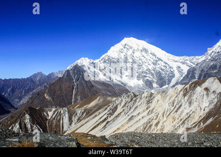 Majestätische Aussicht auf Mount Shisapagma (Tibetische Berg) von Tsergo ri oberhalb 4984 m über dem Meeresspiegel. Stockfoto