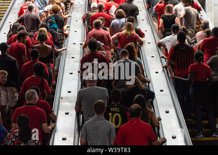 Atlanta United FC fans Verlassen der MARTA-Bahnhof für die MLS Fußball-Spiel auf dem Mercedes-Benz-Stadion in der Innenstadt von Atlanta, Georgia. (USA) Stockfoto