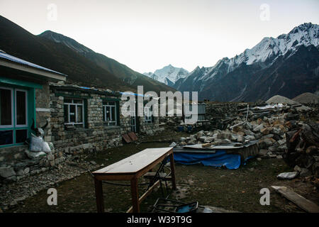 Am frühen Morgen Aussicht auf Berge und Tal Kyanjin rekonstruiert. Stockfoto