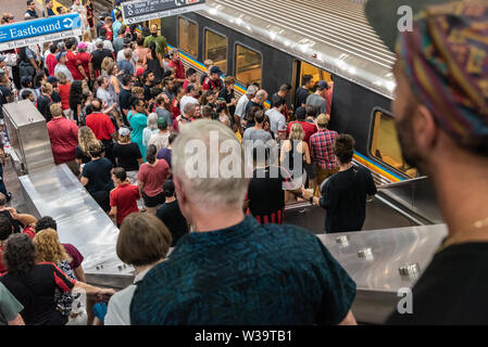 Menschen, die eine Bahn auf einen unterirdischen MARTA-Bahnhof in Atlanta, Georgia in der Nähe von Mercedes-Benz Stadion, State Farm Arena und CNN Center. Stockfoto