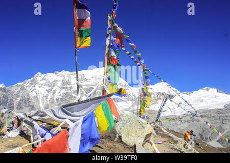 Tsergo Ri (4984 m) liegt unmittelbar über Kyanjin Gompa, Langtang Tal mit der beeindruckenden herrlichen Blick auf die Gletscher und den Himalaya. Stockfoto