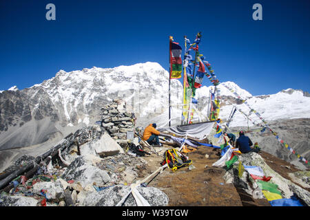 Tsergo Ri (4984 m) liegt unmittelbar über Kyanjin Gompa. Die herrliche Aussicht auf die Gletscher des Himalaya sind beeindruckend. Stockfoto