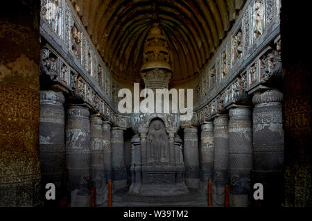 Höhle 19: Chaitya Interieur zeigt Buddhafigur über die Stupa stehen. Ajanta Höhlen, Aurangabad, Maharashtra, Indien Stockfoto