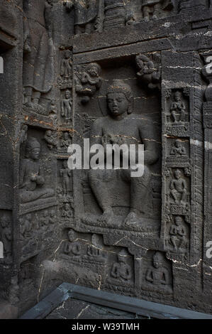 Höhle Nr. 19: Buddha in Pralambapadasana an der rechten Wand der Fassade der Chaitya, Ajanta Maharashtra. INDIEN Stockfoto