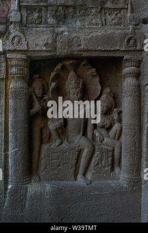 Höhle 19: linke Fassade zeigt Nagaraja (Schlange König) und seine Gemahlin Nagini. Ajanta Höhlen, Aurangabad, Maharashtra, Indien Stockfoto