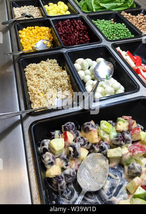 Frische Salatbar, frische, gesunde Salate Stockfoto