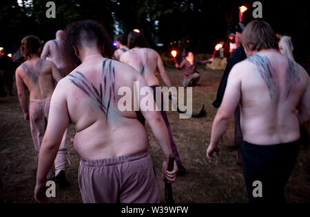 Buckeburg, Deutschland. 13. Juli, 2019. Kostümierte Teilnehmer des Festivals 'mittelalterlich Phantasie Spectaculum" (MPS) Wanderung für den so genannten Pestumzug über das Ereignis. Die MPS wird als der größte mobile Ritter Veranstaltung in Deutschland angesehen. Quelle: dpa Picture alliance/Alamy leben Nachrichten Stockfoto