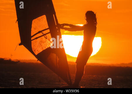 Windsurfen in den Sonnenuntergang auf Port Phillip Bay Melbourne Australien Stockfoto