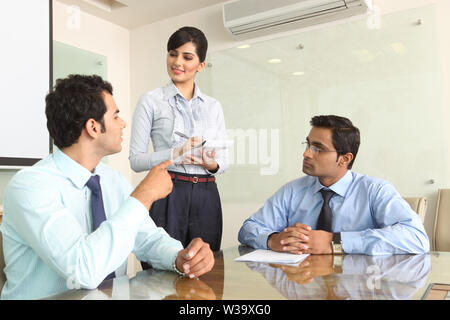 Geschäftsmann diktiert Notizen an Sekretär Stockfoto