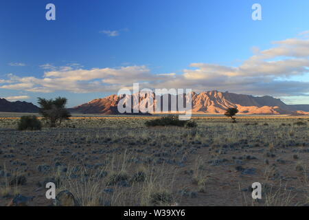 Juli scheint die Sonne ihre letzten Strahlen auf dem Sesriem Berge in der Wüste Namib in Namibia Stockfoto