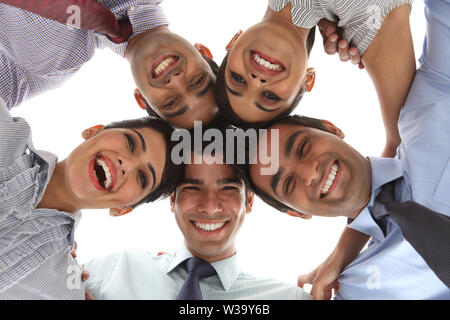 Gruppe von Geschäftsführern in einem Huddle und lächeln Stockfoto