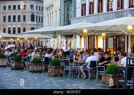 Neumarkt Dresden Restaurant Deutschland Leute an der Frauenkirche Square Bar Cafe Altstadt Stockfoto