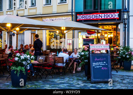 Dresden 1900 Restaurant, Leuten außerhalb der Bar am Neumarkt Dresden Deutschland Stockfoto