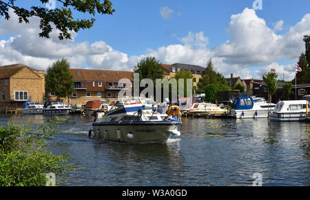 2018: Boote auf dem Fluss Ouse in St. Neots in Cambridgeshire. Stockfoto