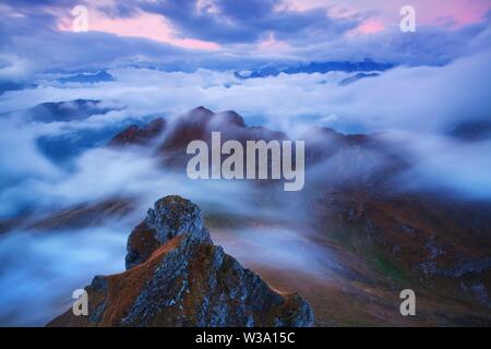Sonnenaufgang Über Der Nebellandschaft. Malerische Aussicht Auf Den Nebligen Morgenhimmel Mit Aufgehender Sonne Über Dem Nebelwald. Mittelsommer Natur Europas. Fantastische Berge Stockfoto